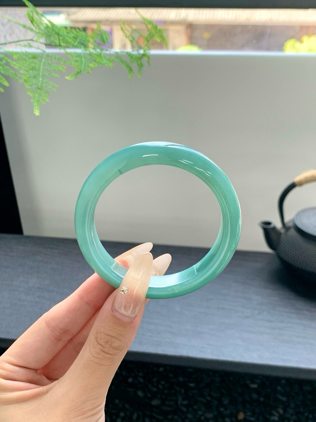 【淡湖水绿手镯】
江南烟雨钟不及，一波碧水起涟漪映入眼里的碧绿，静谧灵动独特的神秘意境
【尺寸】56-12.5-8mm