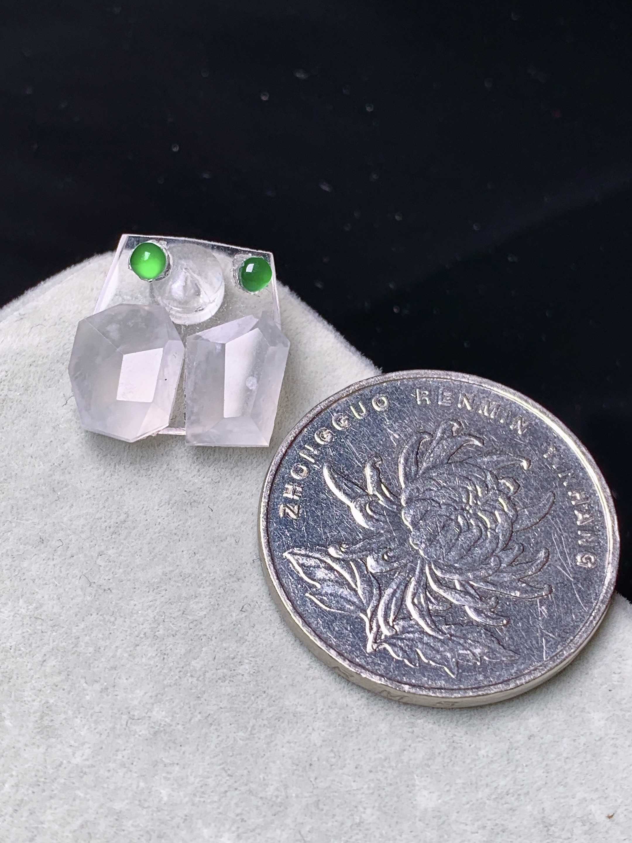 镶嵌款 冰种菱形一对 玉质细腻 色泽艳丽清新 整体尺寸9.5*7.5*4.2