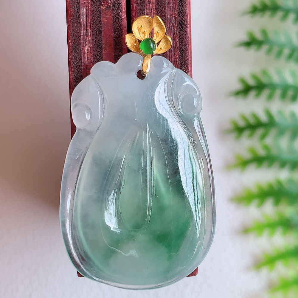 18k金扣冰飘花福贝翡翠吊坠，寓意“辈辈有福，财源广进”水足莹润。通体清新通透，佩戴效果优雅迷人，W142.5  尺寸：26-18-3.2mm