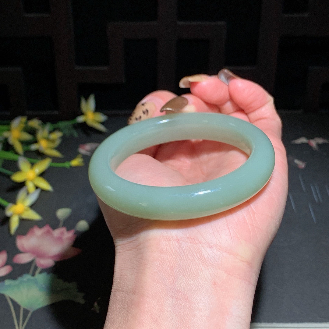 和田玉54.5圈晴水色手镯！清水色！玉质细腻油润 底色纯净 无裂无杂 脂粉好，品质高。