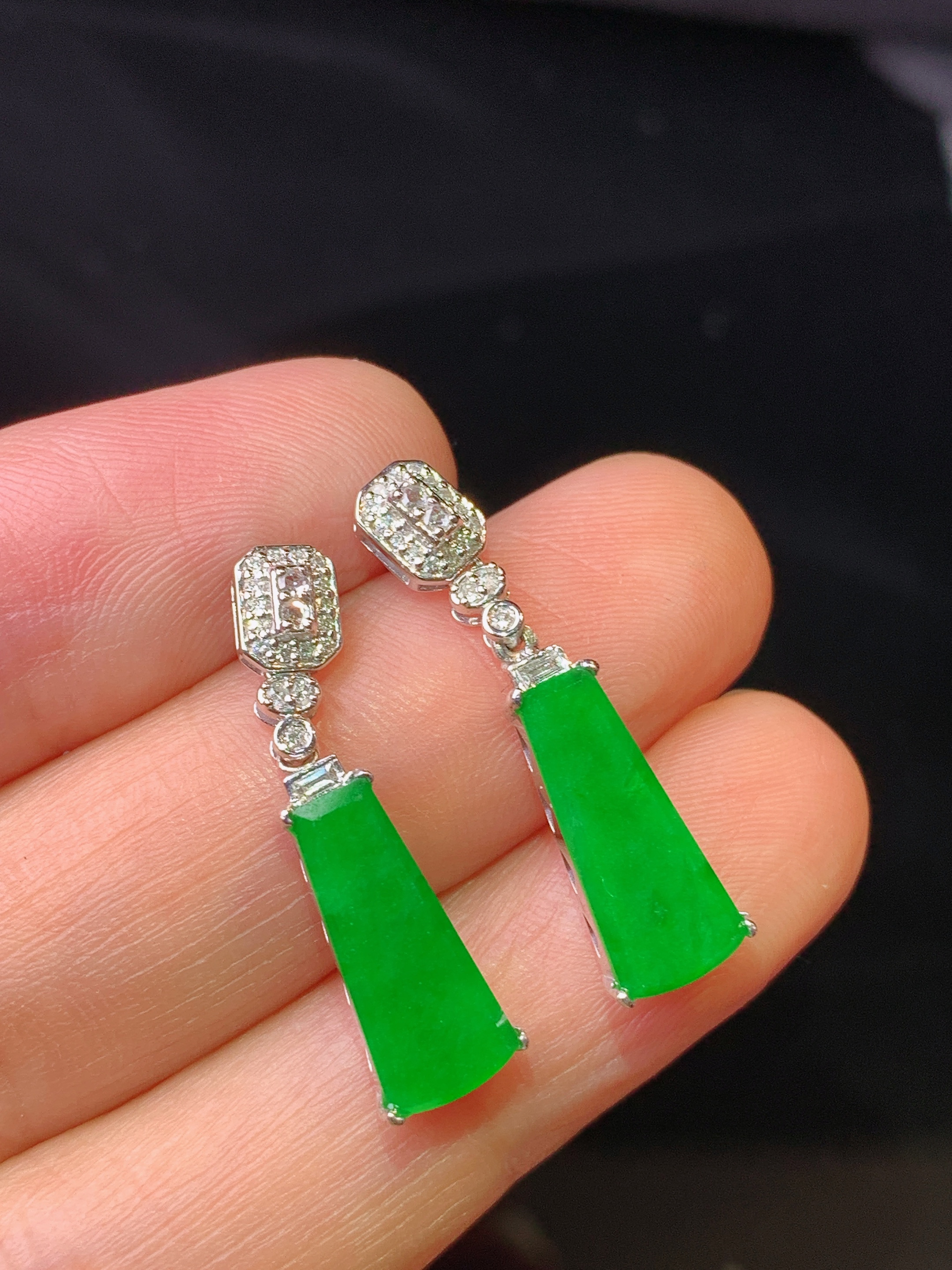 18k金钻镶嵌满绿无事牌耳坠 玉质细腻 色泽艳丽清新 整体尺寸26*5.5*3.7