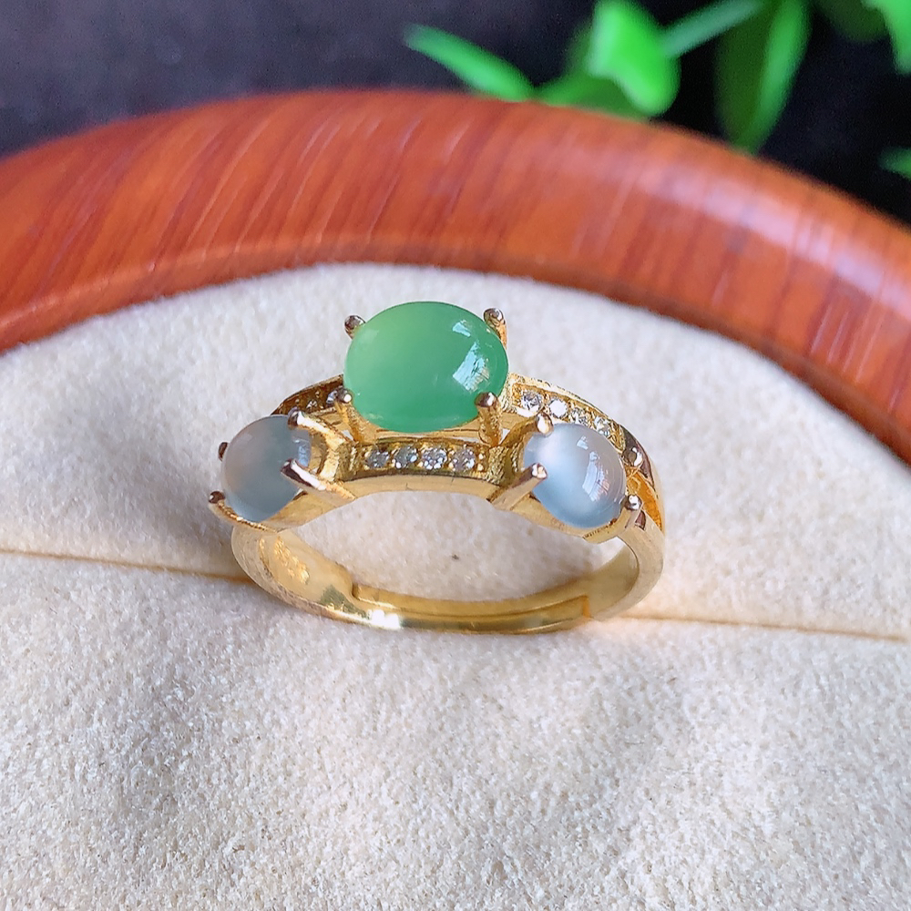 冰润精美环形翡翠戒指  玉质细腻  冰清玉润  飘花灵动  颜色漂亮  W815.5  内径尺寸：17.5mm  取一裸石尺寸：7-5.7mm