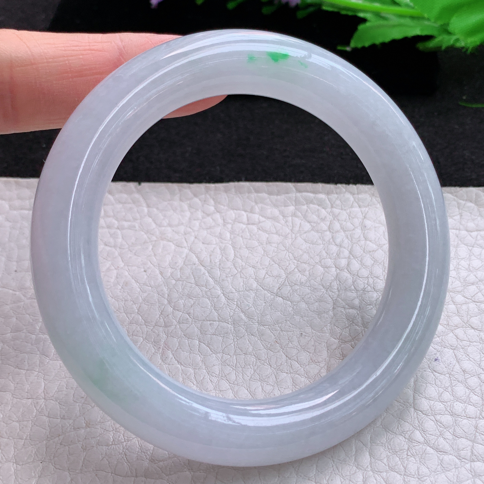 xo实拍56*11.2美人镯 天然缅甸翡翠A货胶润飘阳绿圆条玉手环