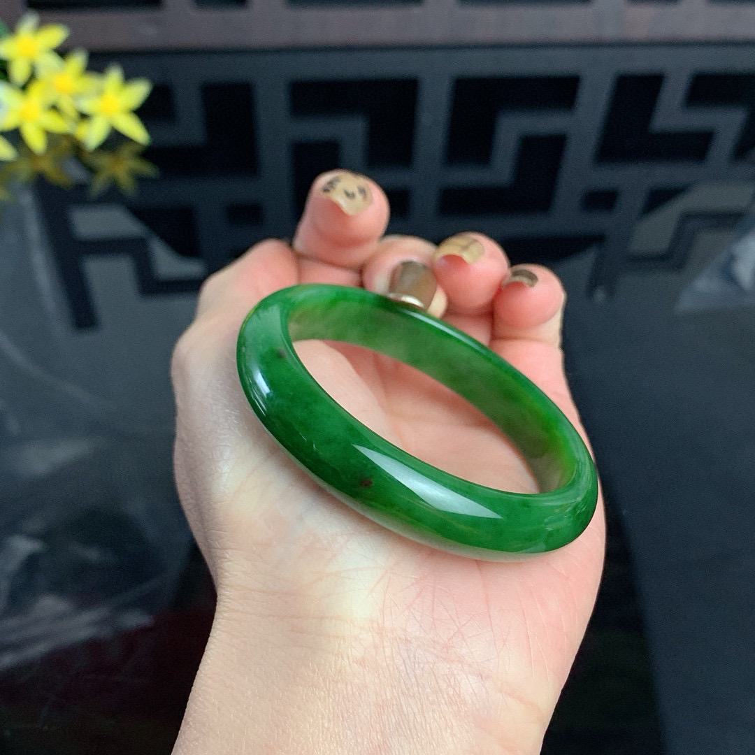 和田玉51.5圈口阳绿色碧玉手镯！玉质细腻油润 底色纯净 无裂无棉 脂粉好，品质高。