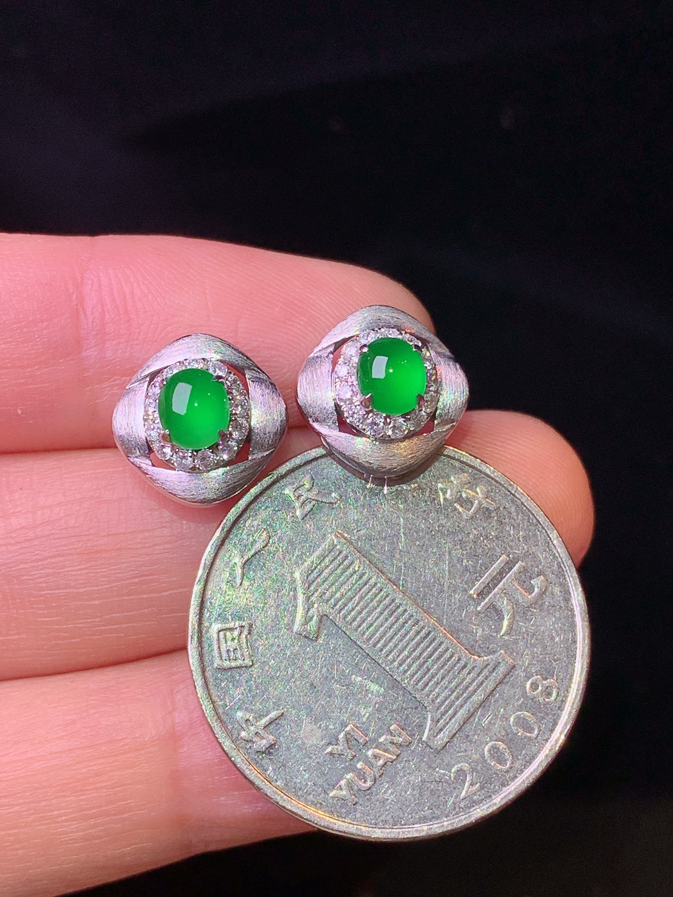 18k金钻镶嵌满绿蛋面耳钉 玉质细腻 色泽艳丽清新 整体尺寸11*6.3