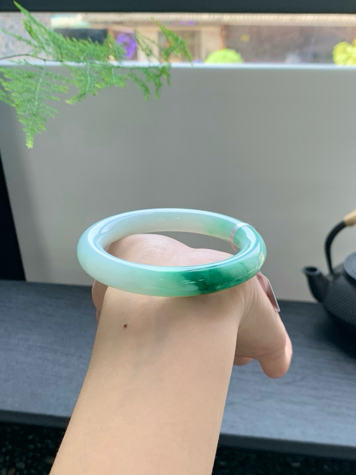 【白底青手镯】
这只白底青🧊每一次转动都能看到不同的绿韵低调中藏着经得起细品的美（微瑕）
【尺寸】54-10-10mm