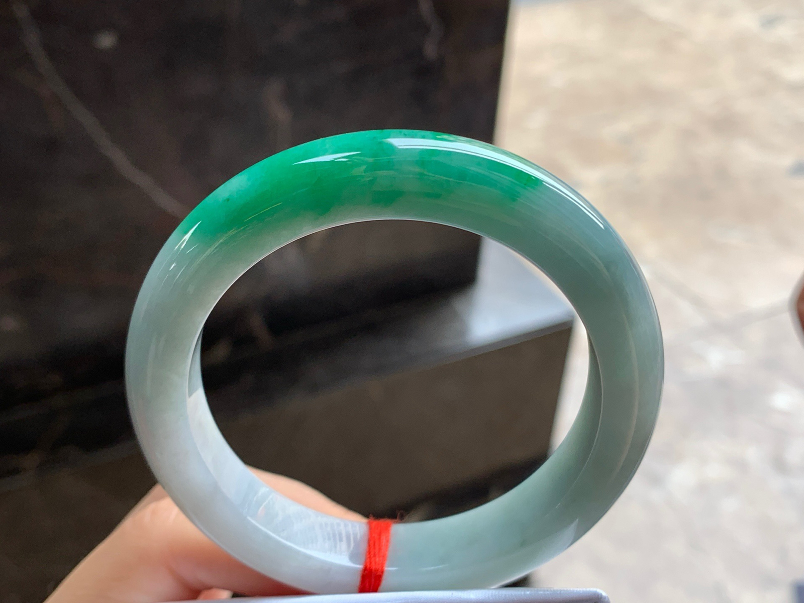 58-12.4-10

绿色手镯^_^鲜艳 玉质温润