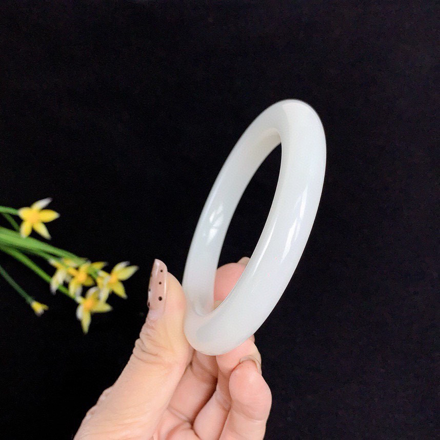 土豪款，和田玉63圈口羊脂白手镯！玉质细腻油润 底色纯净 无裂无杂 脂粉好，品质高