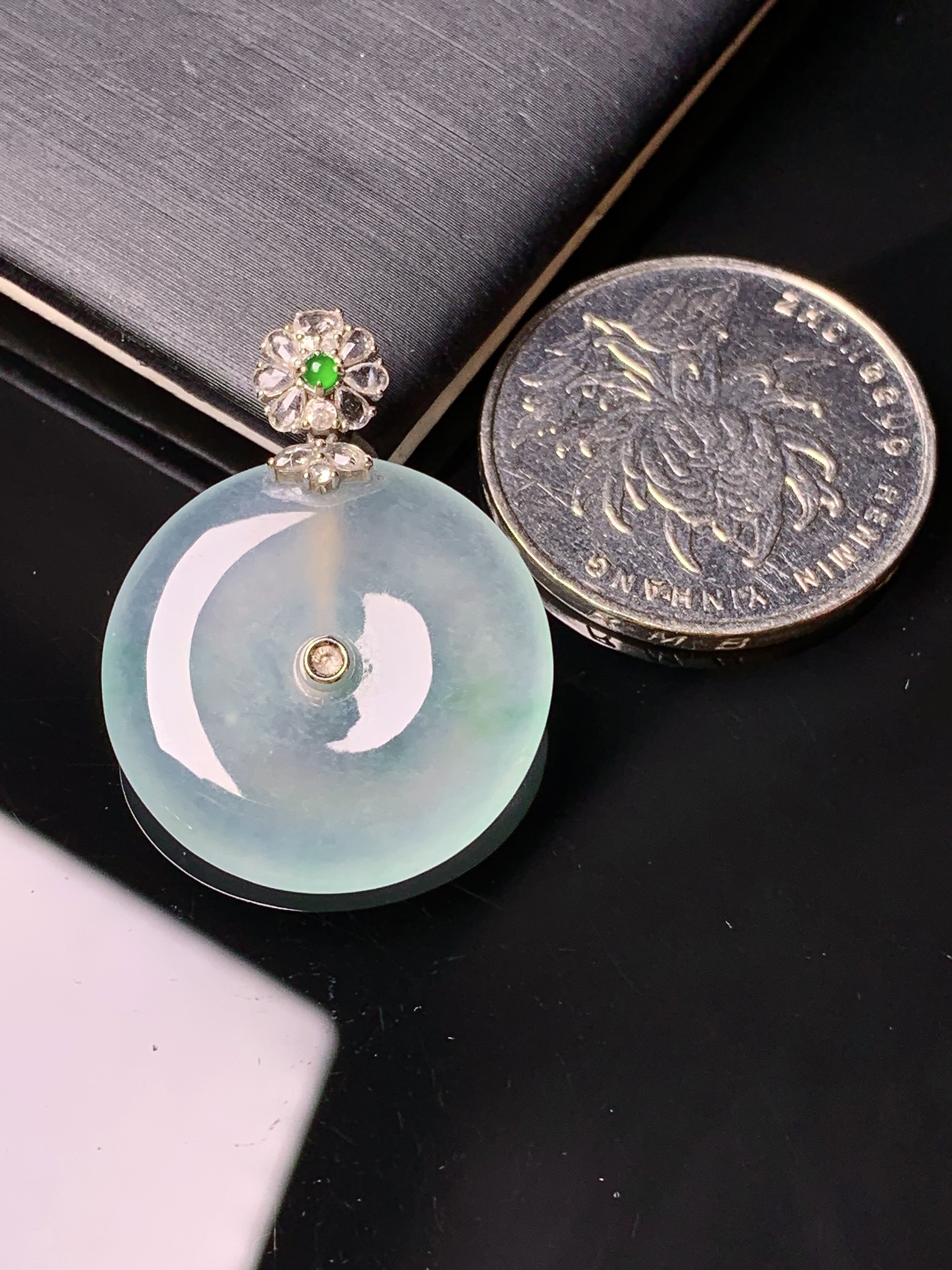 18k金镶嵌冰种平安扣吊坠 玉质细腻 色泽艳丽清新 整体尺寸29.8*22.6*4