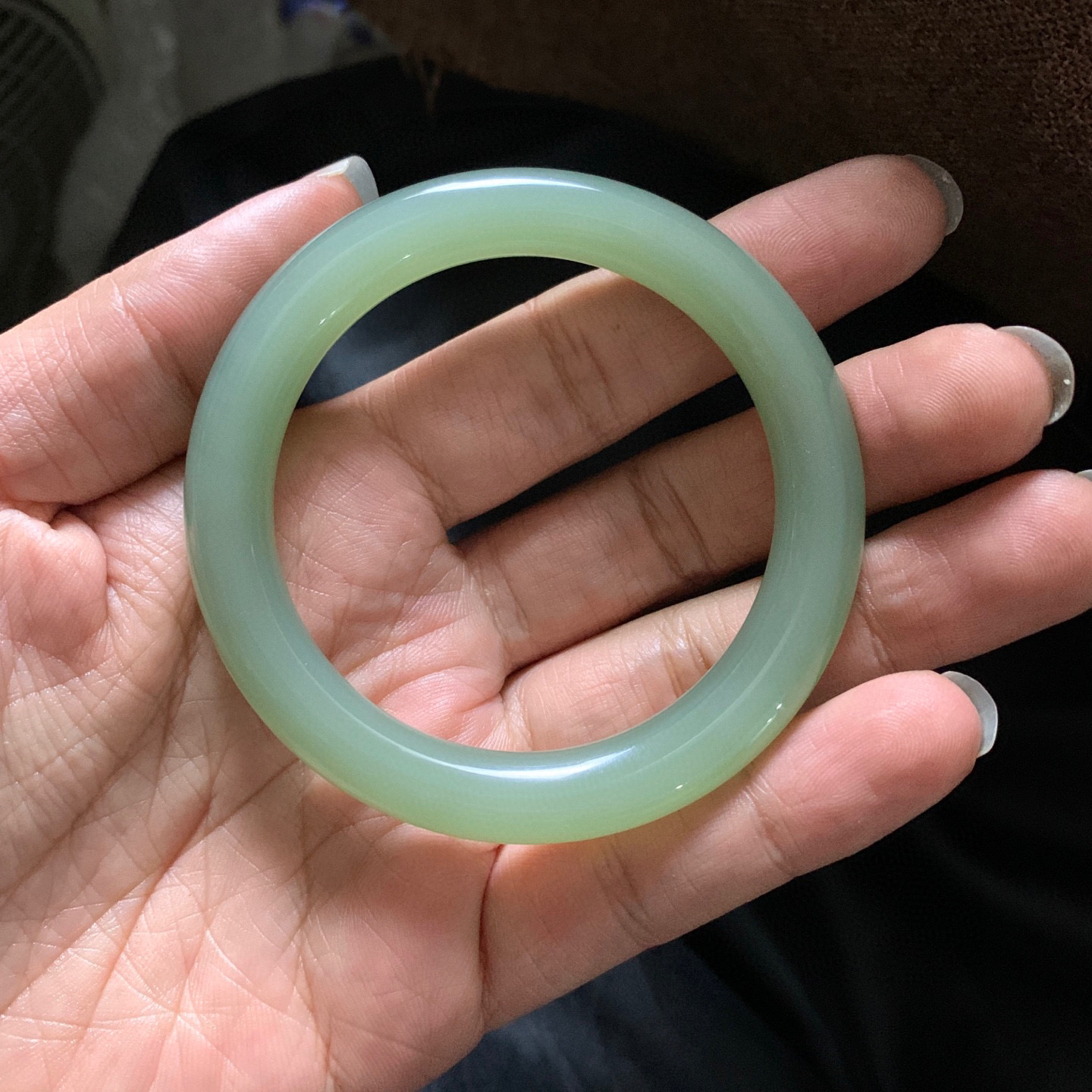 ￼和田玉55圈口冰底粉青猫眼圆条手镯！玉质细腻油润 底色纯净 无裂无杂 脂粉好，品质高。