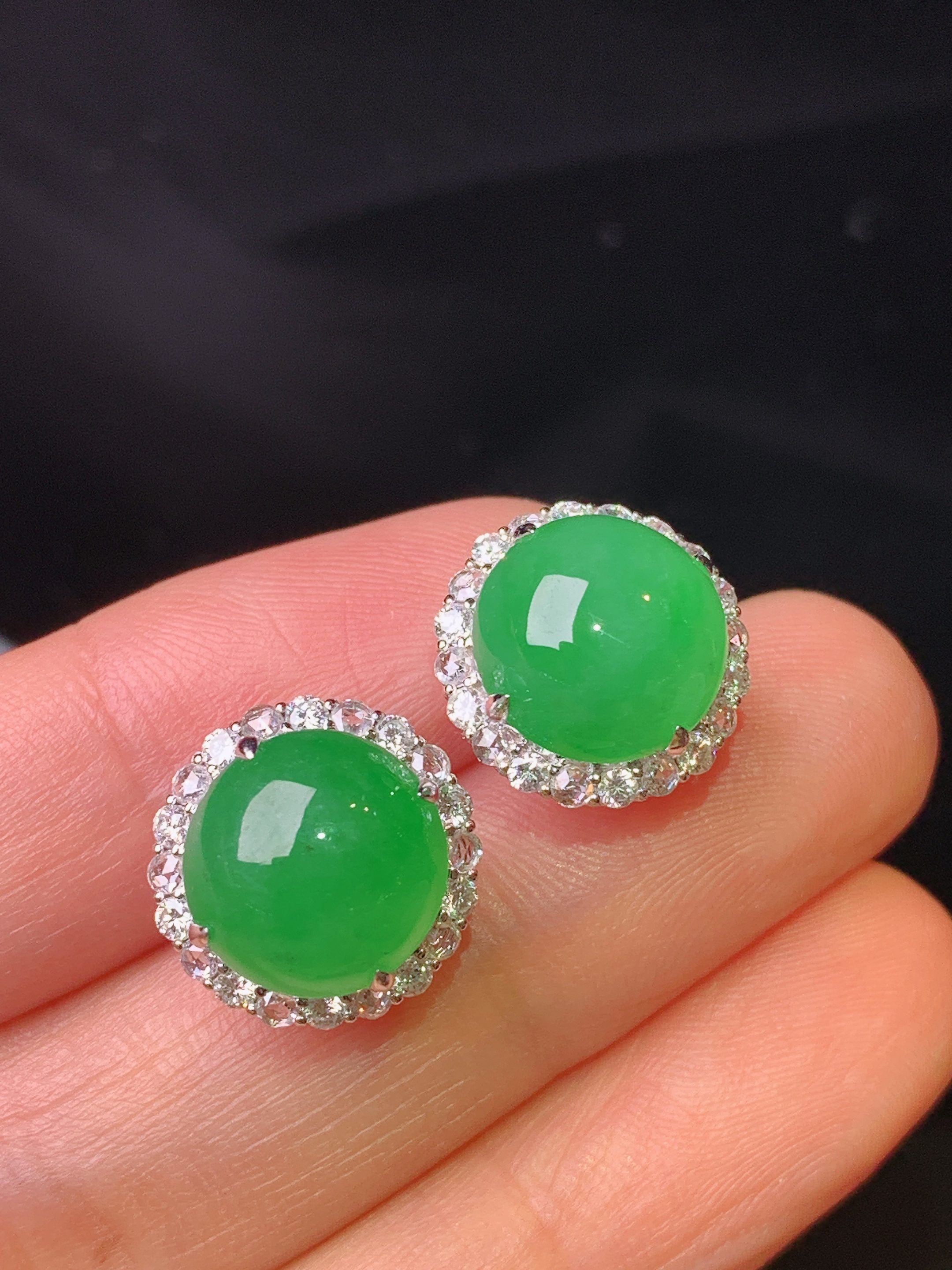 18k金钻镶嵌满绿蛋面耳钉 玉质细腻 色泽艳丽清新 整体尺寸13*8.5