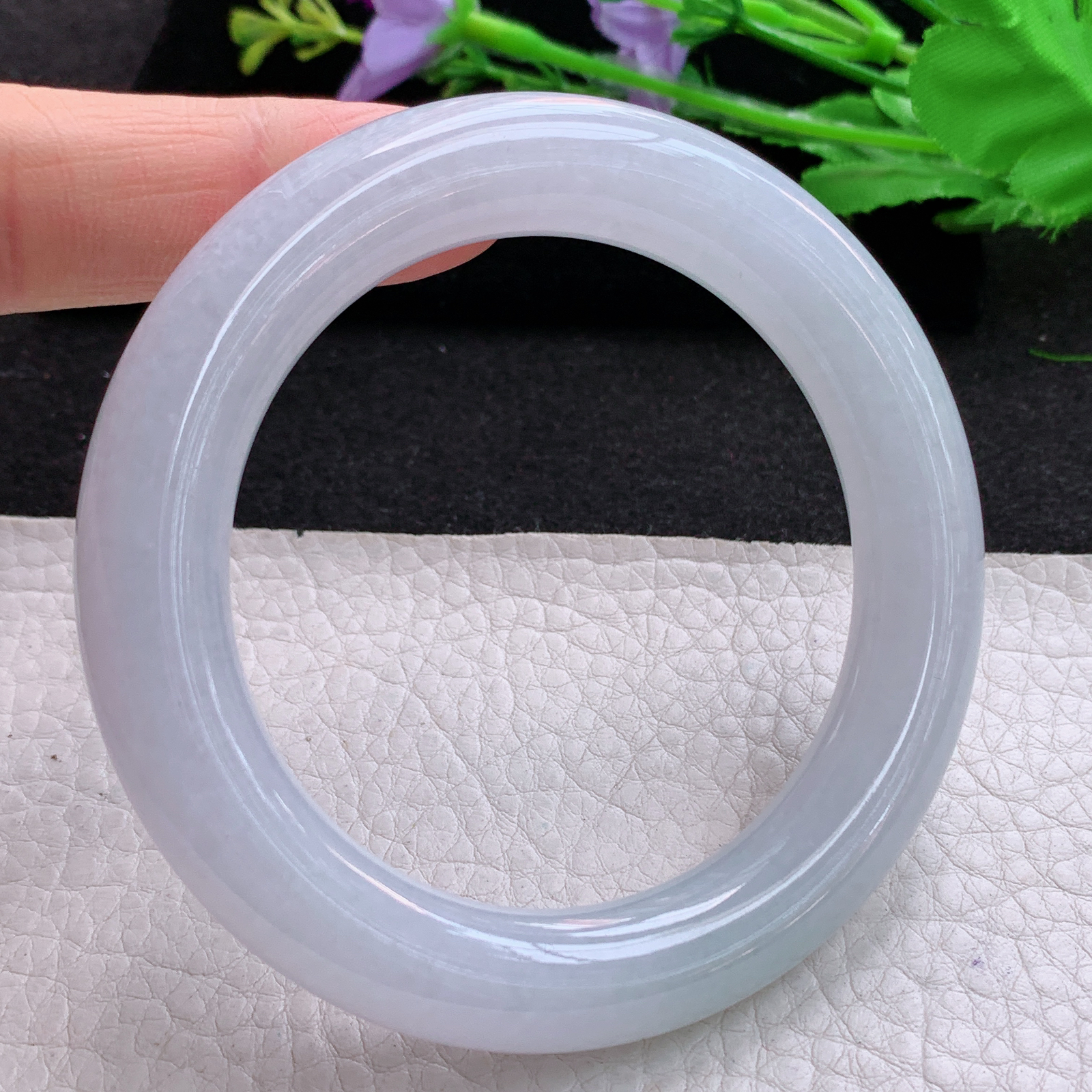 xo实拍56*11.2美人镯 天然缅甸翡翠A货胶润飘阳绿圆条玉手环