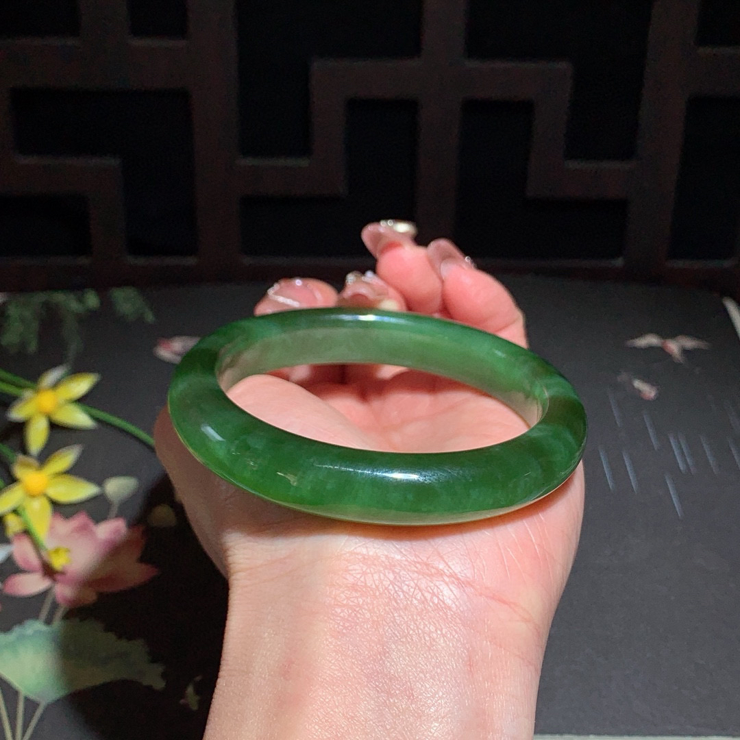 ￼珍藏品，和田玉59圈口冰底菠菜绿猫眼碧玉手镯！玉质细腻油润 底色纯净 无裂无杂 脂粉好，品质高。