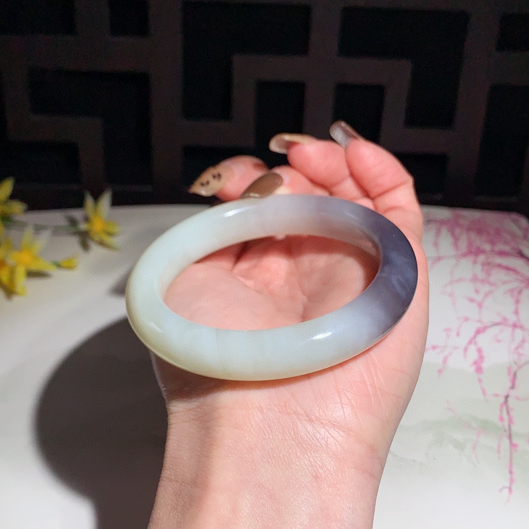 和田玉57圈口紫罗兰色手镯！玉质细腻油润 底色纯净 无裂无杂 脂粉好，品质高。