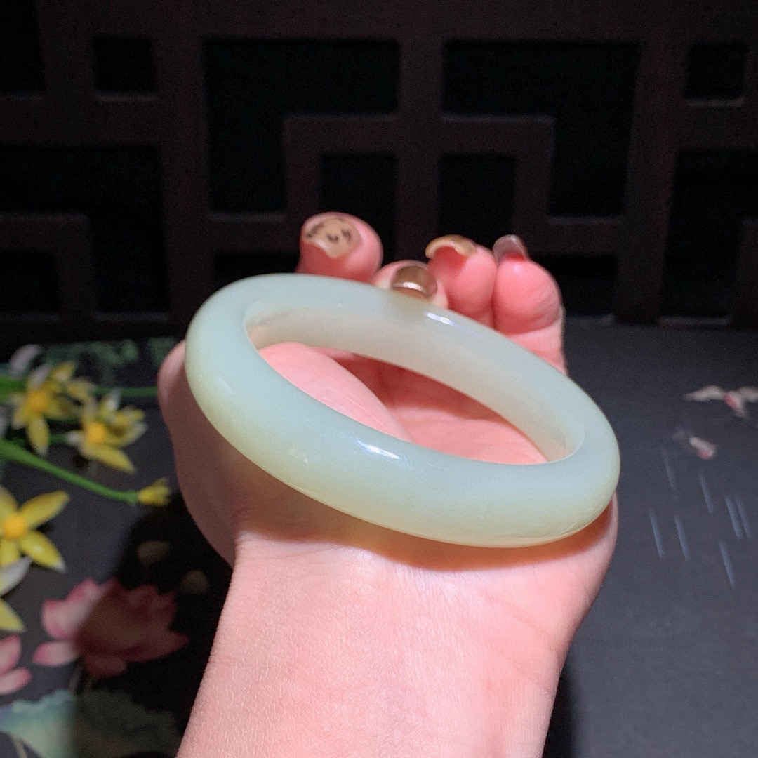 和田玉56.5圈晴水色手镯！清水色！玉质细腻油润 底色纯净 无裂无杂 脂粉好，品质高。