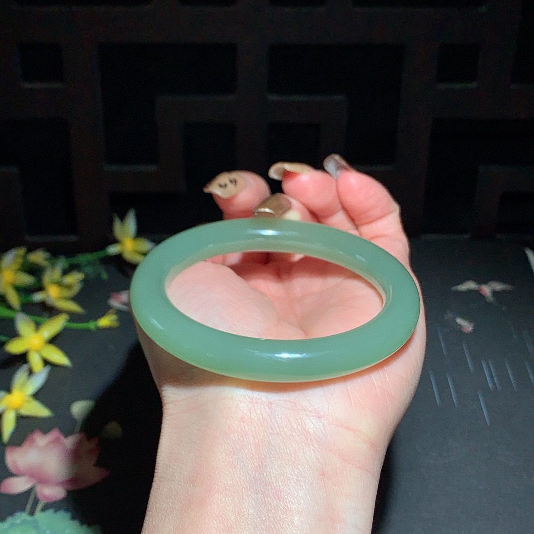 和田玉55圈湖水绿圆条手镯！玉质细腻油润 底色纯净 无裂无杂 脂粉好，品质高。