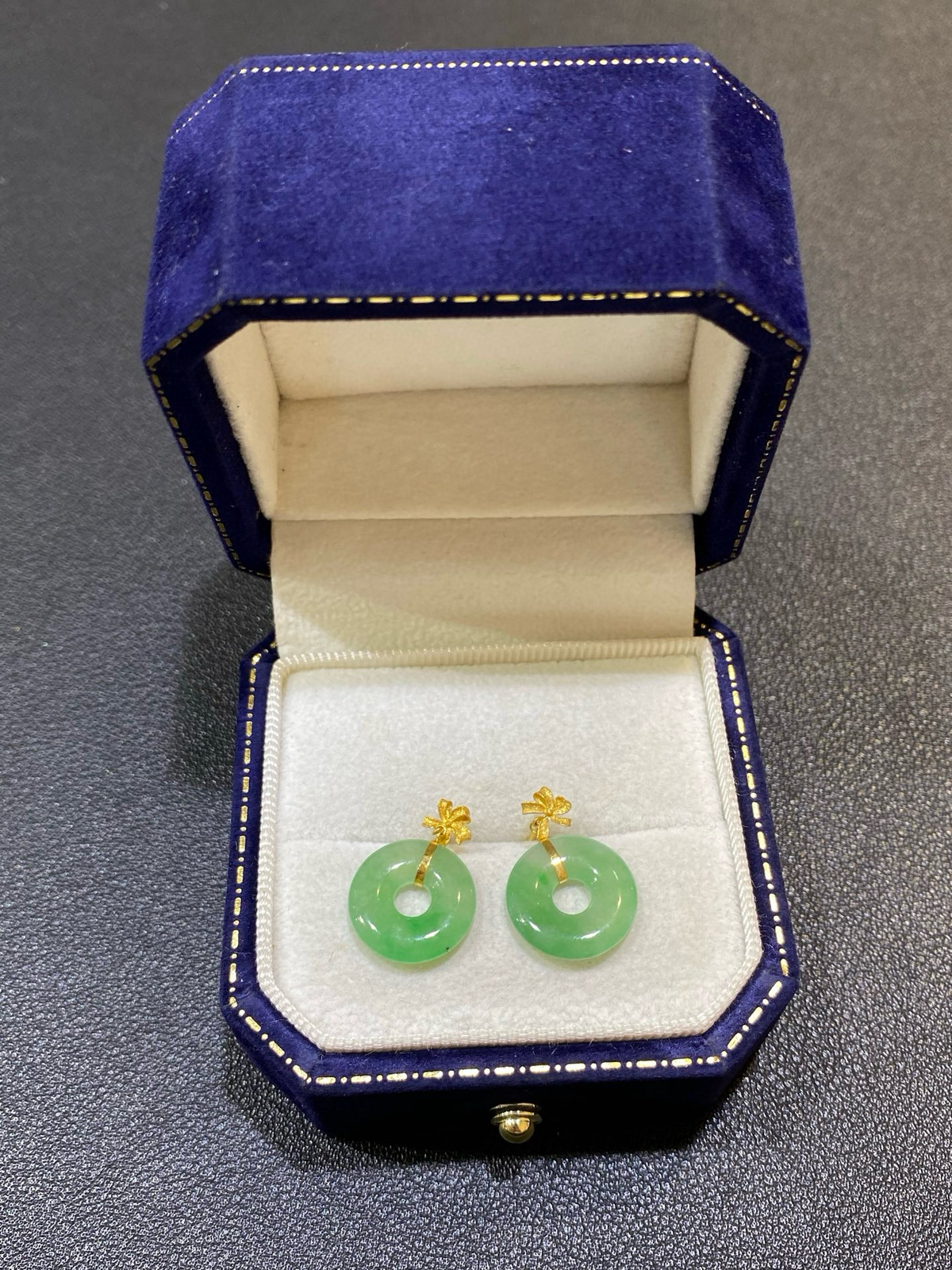 女神节特惠
18Ｋ果绿甜甜圈耳坠
裸石12.3/1.4