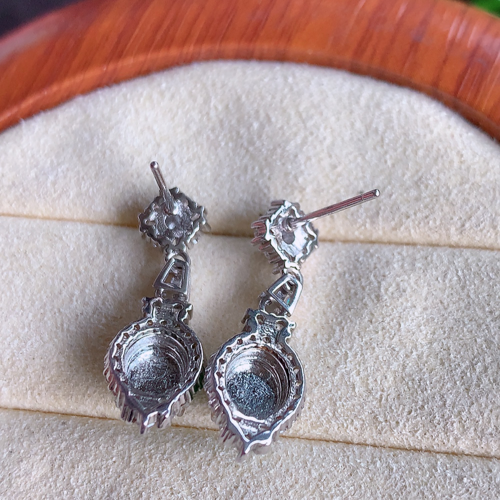 冰透满绿翡翠925银镶嵌蛋面耳钉，自然光实拍，翠色灵动，颜色漂亮，种老水足，品相佳，佩戴佳品！W502.5  取一尺寸：24-8.5-5.8mm  裸石尺寸：7-6mm