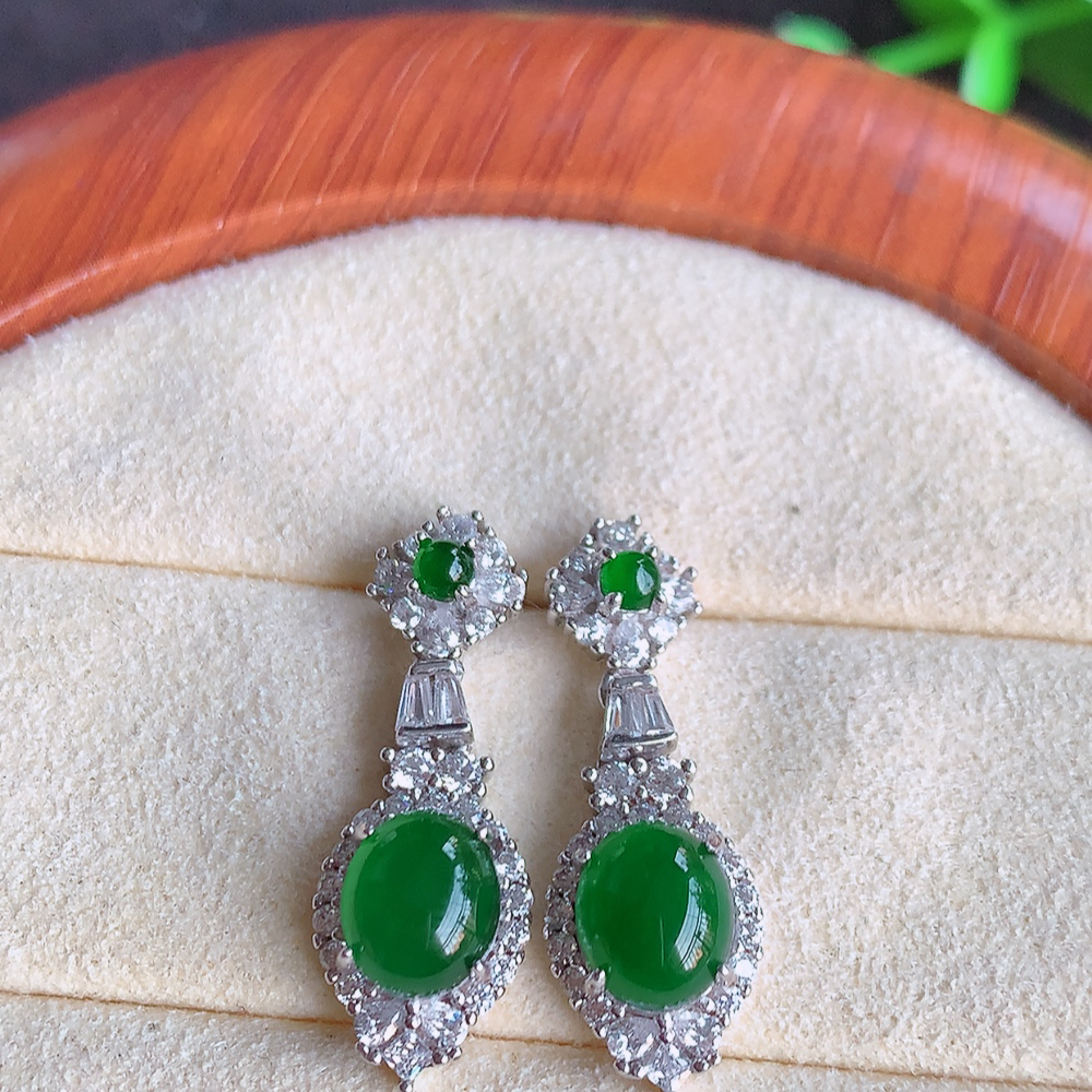 冰透满绿翡翠925银镶嵌蛋面耳钉，自然光实拍，翠色灵动，颜色漂亮，种老水足，品相佳，佩戴佳品！W502.5  取一尺寸：24-8.5-5.8mm  裸石尺寸：7-6mm