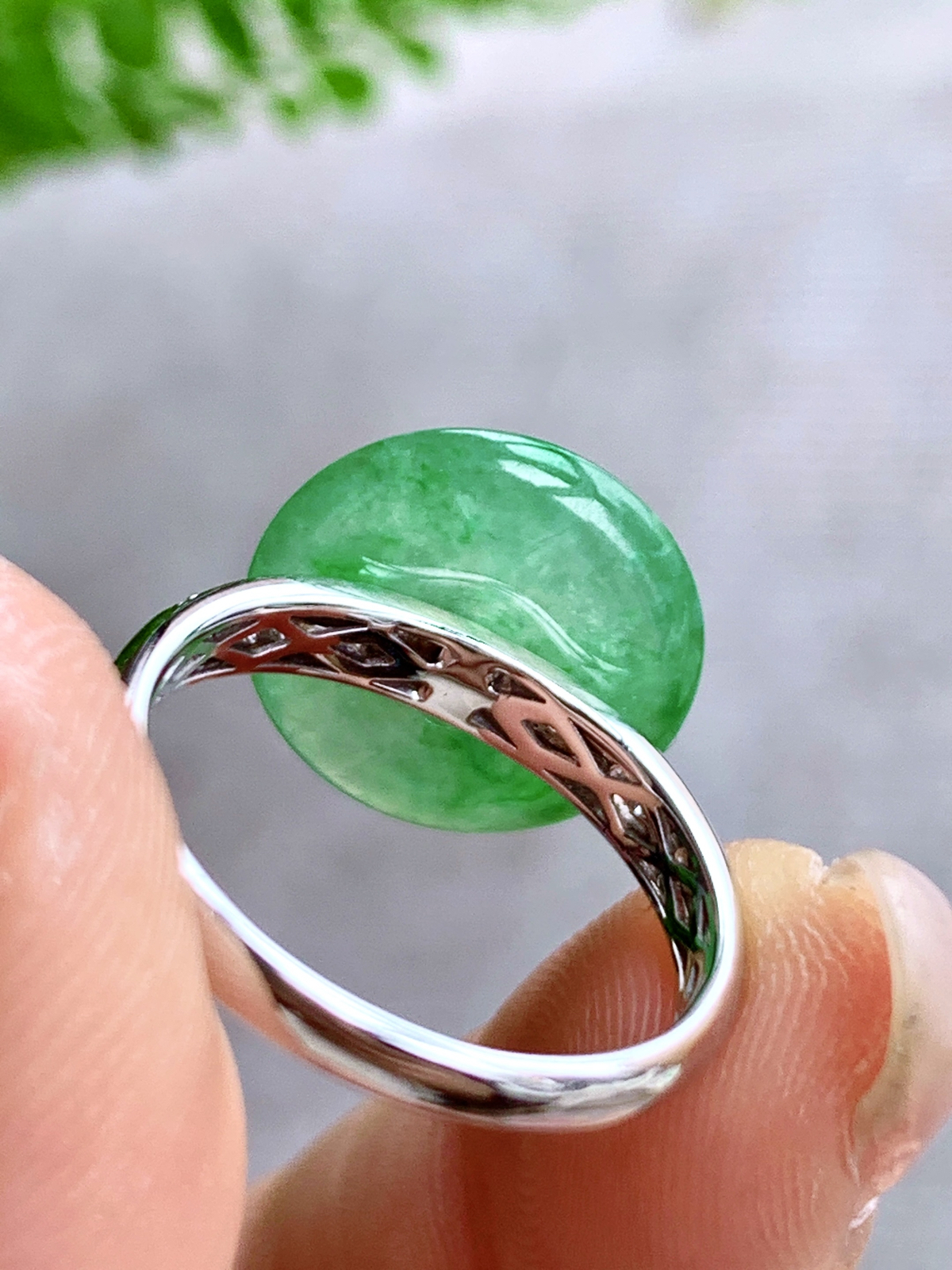 【镶嵌】️高冰飘绿花平安扣戒指
【说明】缅料  18k金镶嵌 性价比高  
【裸石】14.3-3.4
【圈口】14号
【重量】3.7克