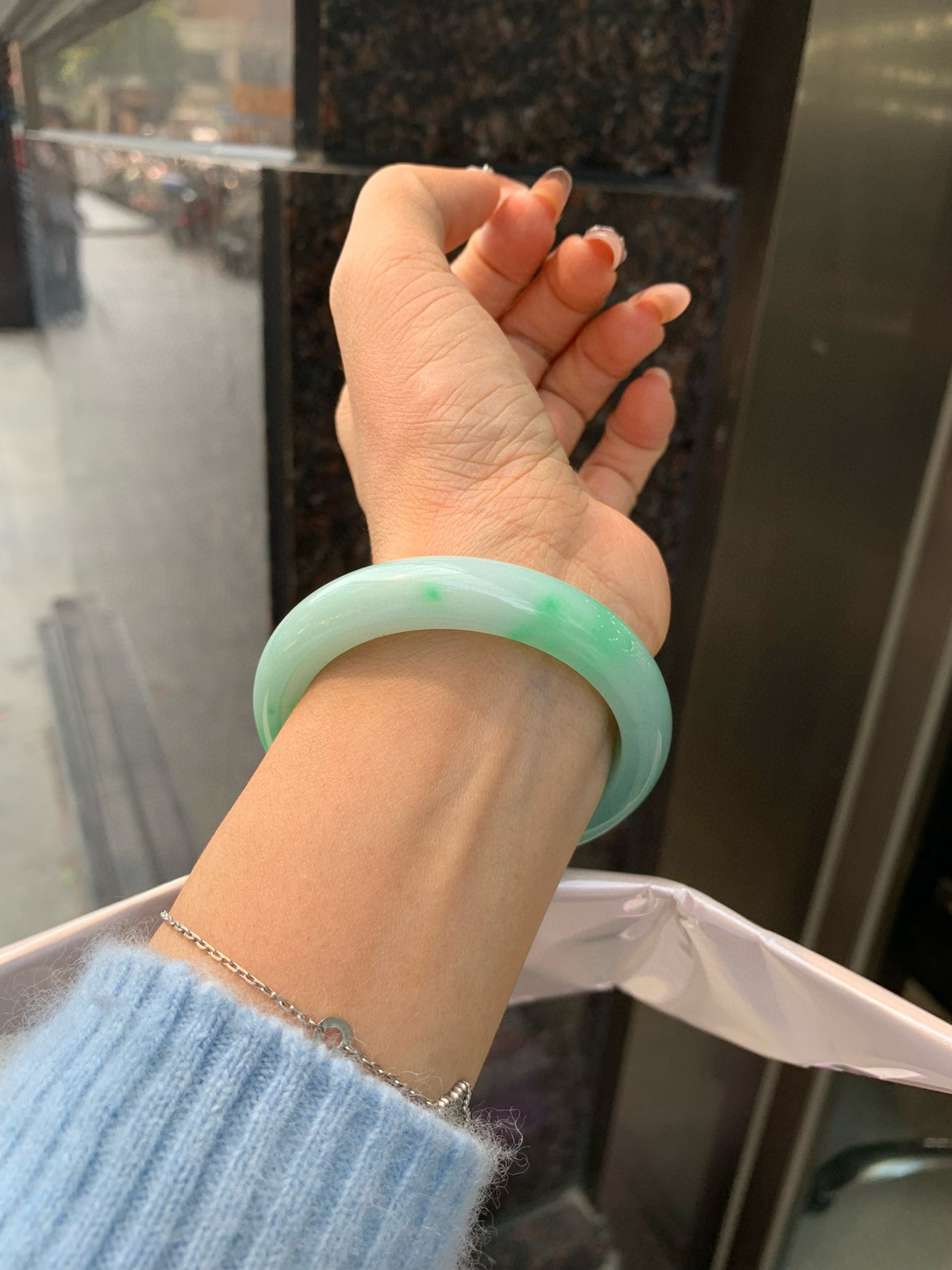 白底青阳绿正圈
53-8.3-11.3
打灯细纹，底妆水润，干净细腻，简约却充满灵气，几抹阳绿花色点缀，清新如芽，宛若自然的画卷凝结于腕间，静中带动，韵味悠长