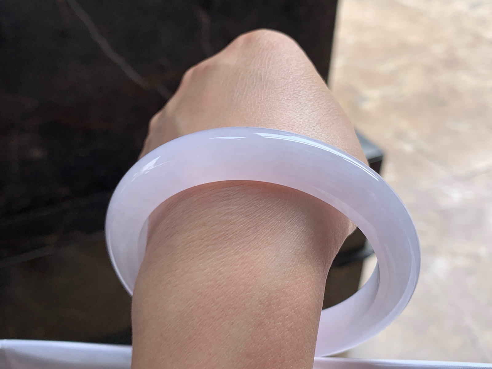 60.5-11.6-9.9

粉春大圈手镯^_^玉质温润 细腻