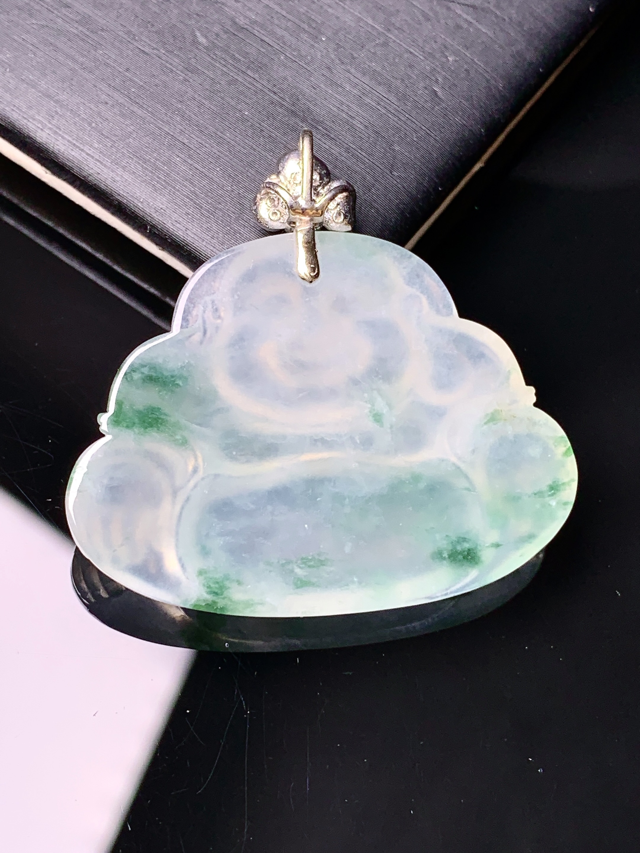 18k金镶嵌不想飘花佛公吊坠 玉质细腻 色泽艳丽清新 整体尺寸35*36*4.8