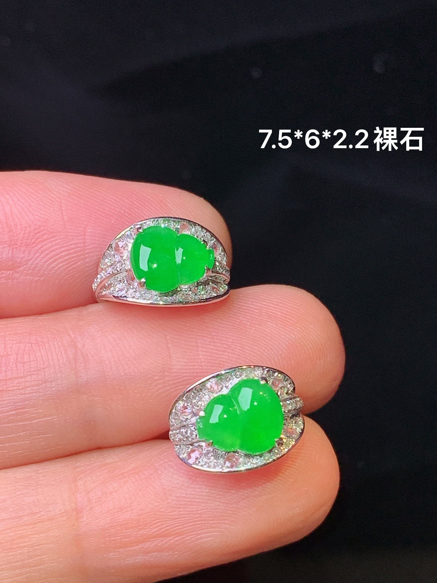 18k金钻镶嵌满绿葫芦耳钉 玉质细腻 色泽艳丽清新 裸石尺寸7.5*6*2.2