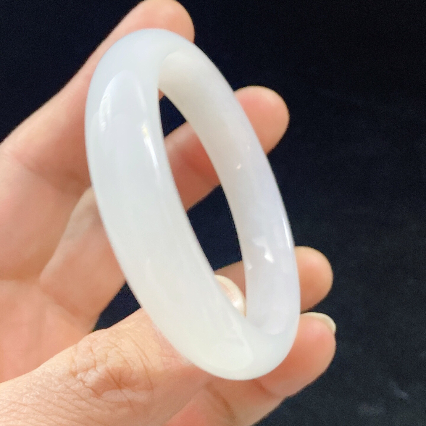 58圈口和田玉白玉手镯，镯型古朴典雅。在诗情画意的雨巷相遇，你是我腕间的一抹风情，有你眸有深情.清风