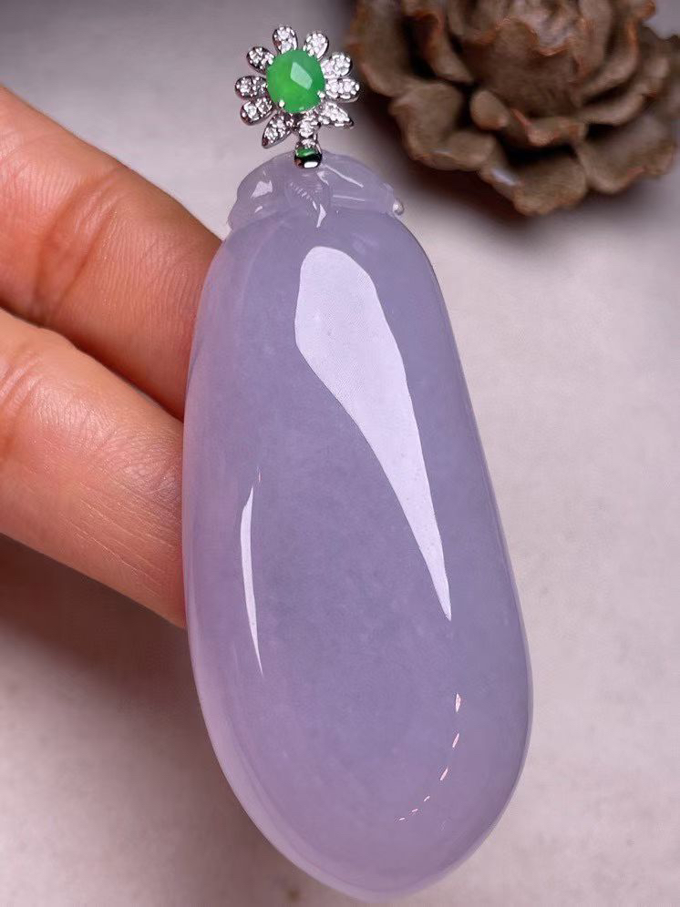 冰糯种紫罗兰福瓜吊坠，真金真钻镶嵌，种水好，玉质细腻 .裸石尺寸 60.7*26.0