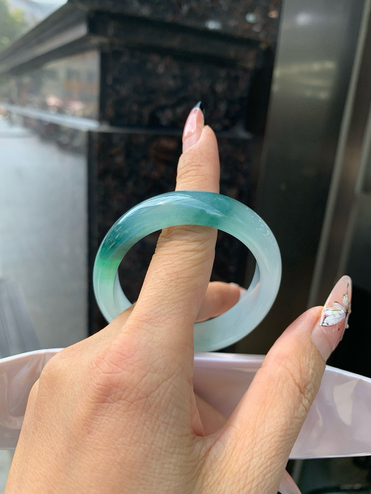 冰墨绿贵妃
54-45.8-7.2-11.8
打灯棉线，底妆冰透，细腻，烟雨入江南，丹青水墨，朦胧江南的意境镯，青花瓷般的冰飘蓝花水墨画，妙笔丹青笔墨如画，镯子青白分明如盈盈碧水莹润水灵山水画，飘逸灵动的画色倘徉在水光中泛起阵阵涟漪。