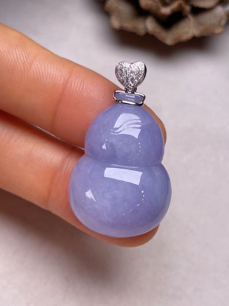 冰糯种紫罗兰葫芦吊坠，真金真钻镶嵌，种水好，玉质细腻 .裸石尺寸 28.3*19.7