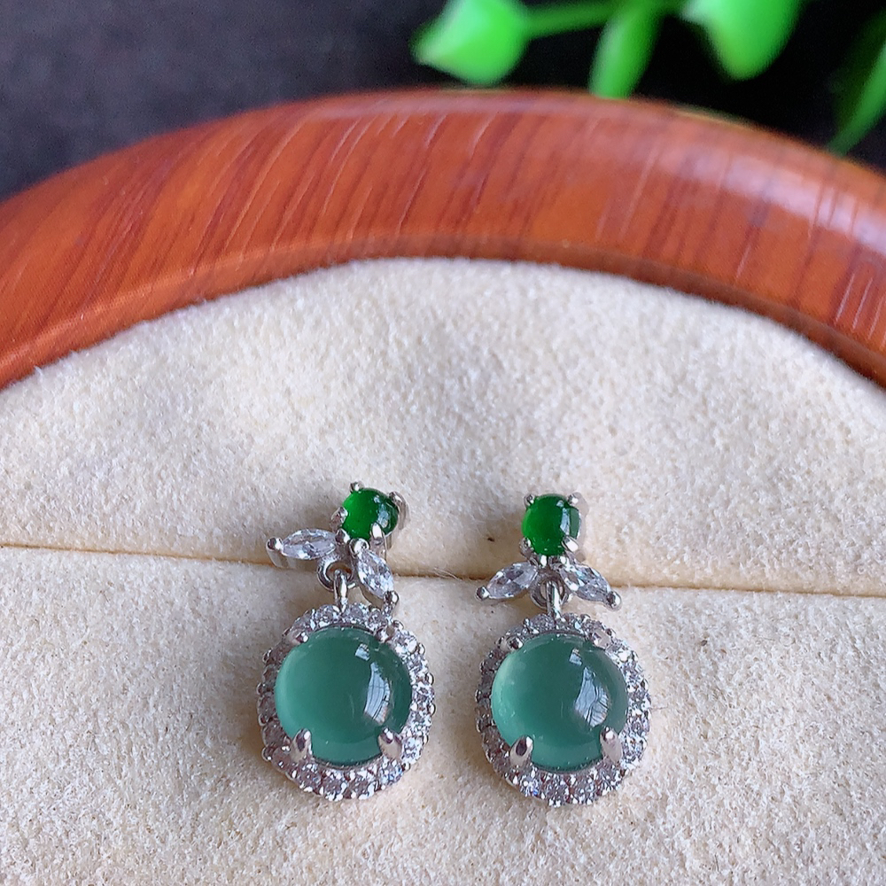 冰透晴水翡翠925银镶嵌耳钉，自然光实拍，翠色灵动，颜色漂亮，种老水足，品相佳，佩戴佳品！W502.5  取一尺寸：16.5-8.3-5.2mm  裸石尺寸：6.3mm