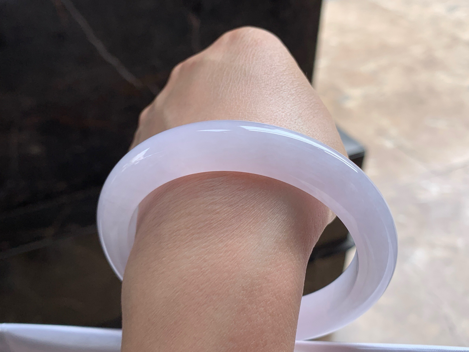 60.5-11.6-9.9

粉春大圈手镯^_^玉质温润 细腻