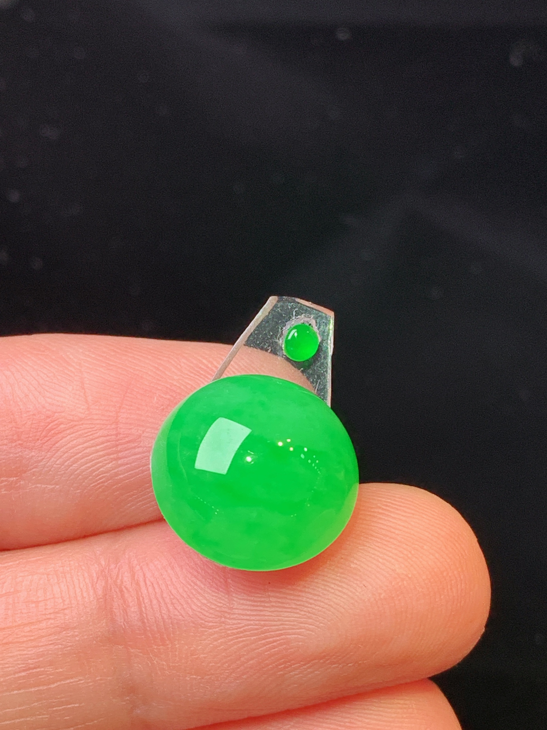 镶嵌款 翠绿蛋面吊坠 玉质细腻 色泽艳丽清新 整体尺寸13*7.3