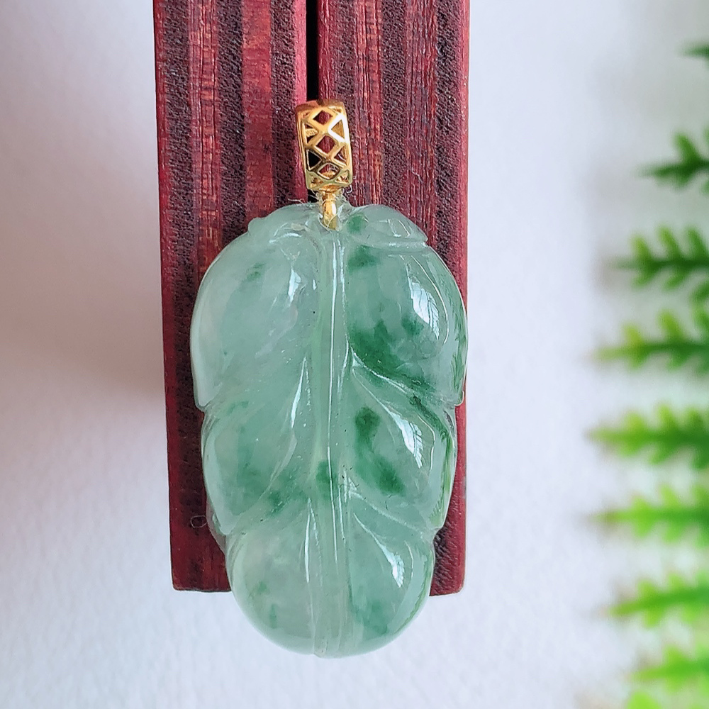 18k金扣冰润飘花金枝玉叶翡翠吊坠  老种起胶感  飘花灵动  寓意“金枝玉叶，大业有成，一夜成名”  饱满大气，水润通透。W142.5 尺寸：22-12.8-5.3mm