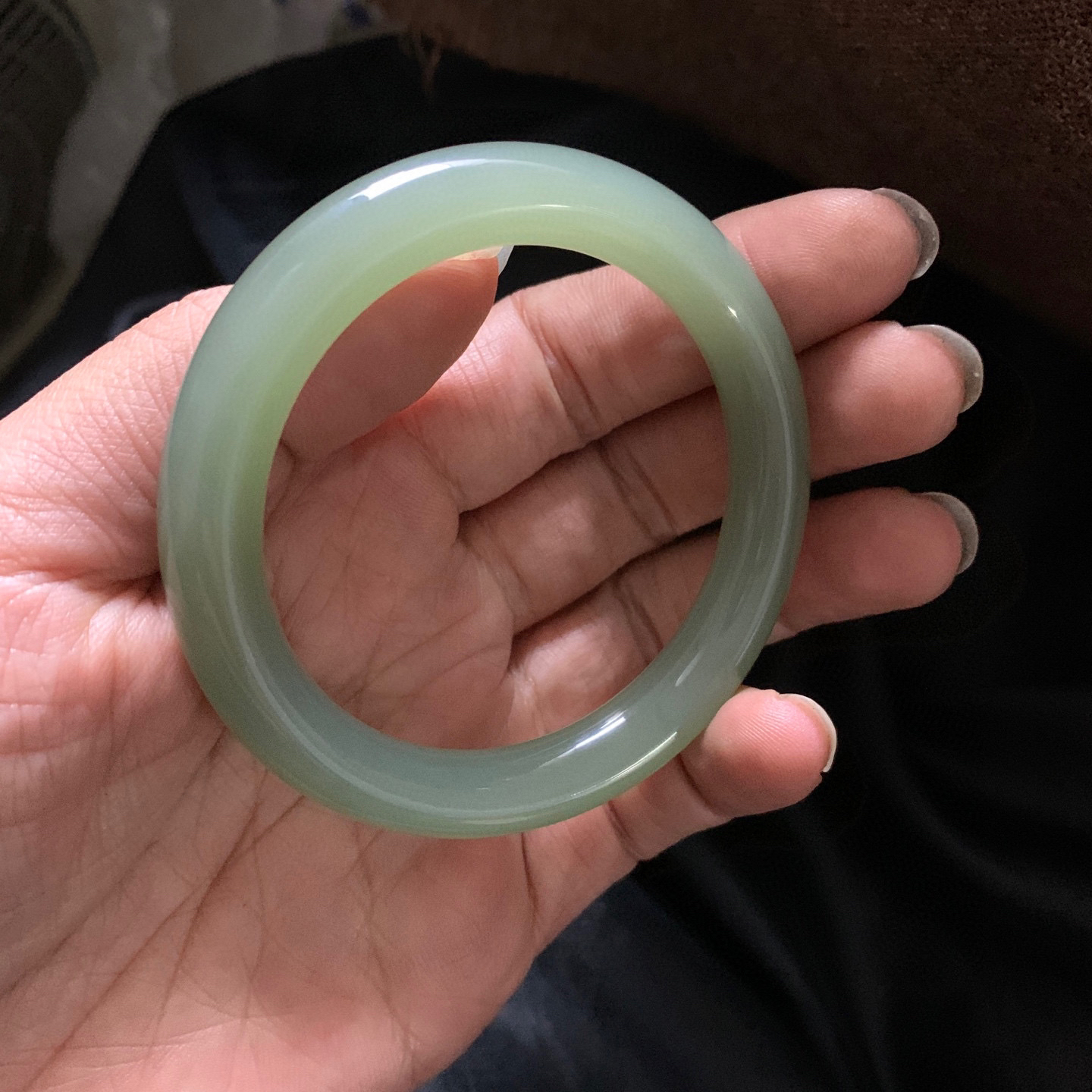 ￼和田玉55圈口冰底粉青猫眼圆条手镯！玉质细腻油润 底色纯净 无裂无杂 脂粉好，品质高。