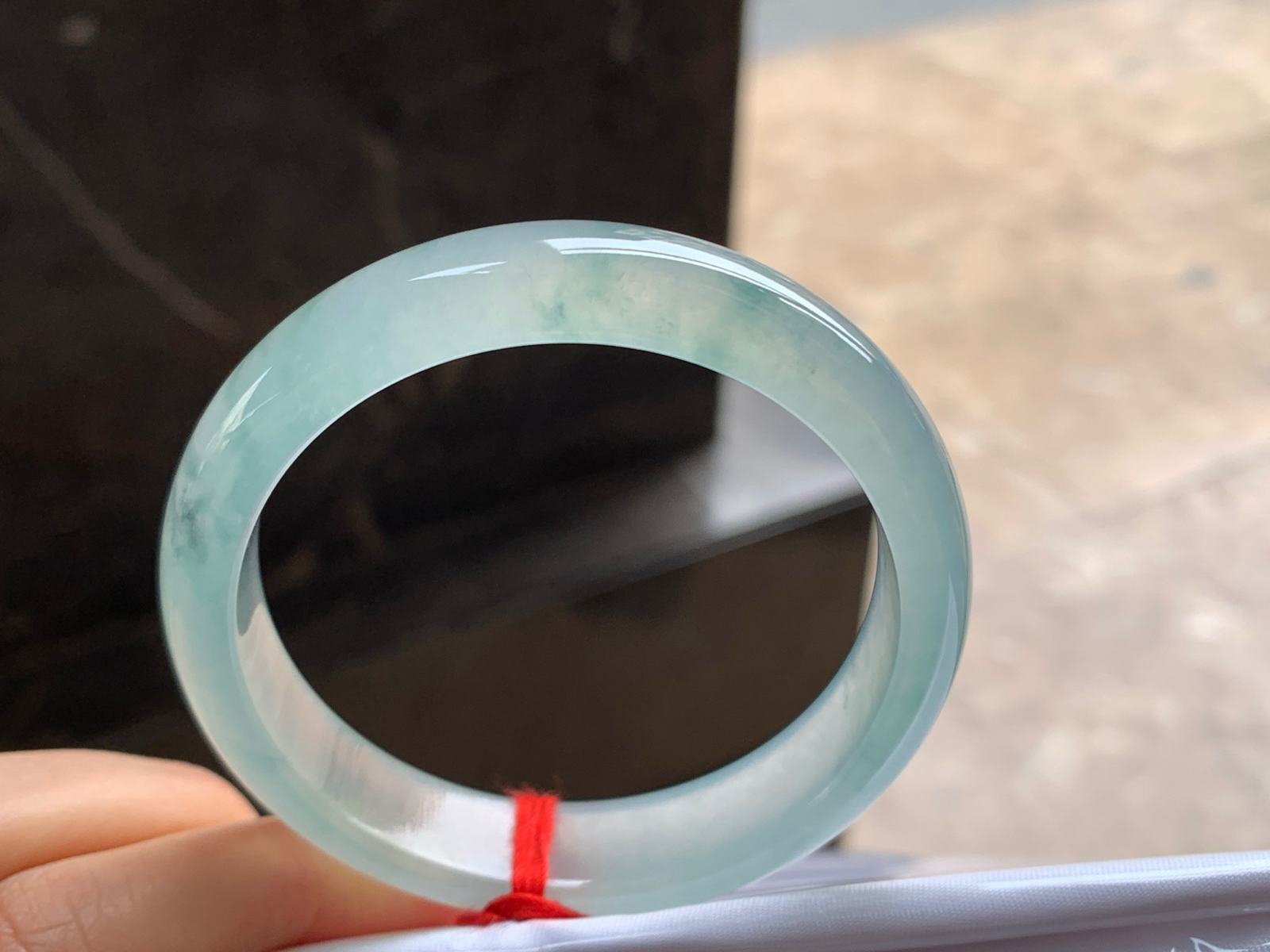 53.5-12.8-6.8

冰蓝花手镯^_^透亮