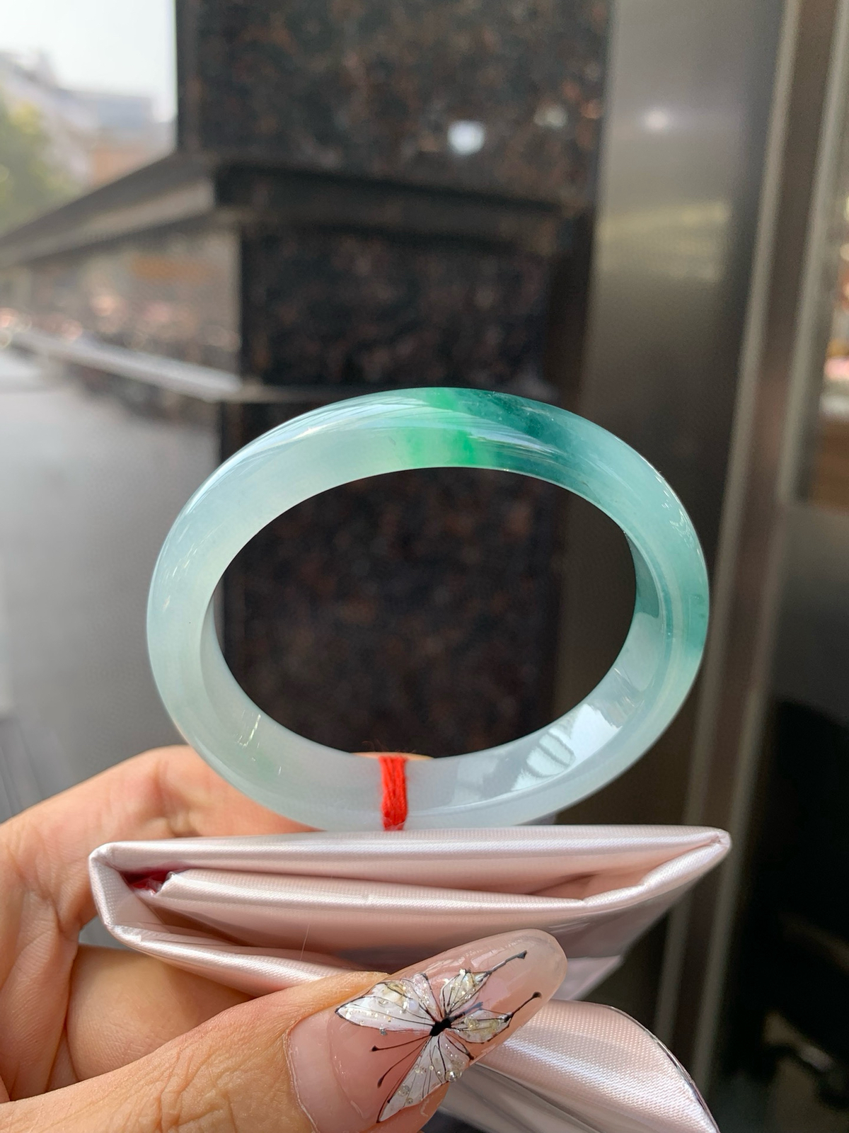 冰墨绿贵妃
54-45.8-7.2-11.8
打灯棉线，底妆冰透，细腻，烟雨入江南，丹青水墨，朦胧江