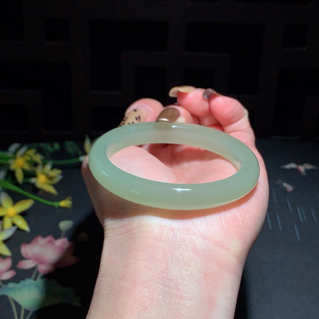 和田玉53.5圈晴水色手镯！玉质细腻油润 底色纯净 无裂无杂 脂粉好，品质高。