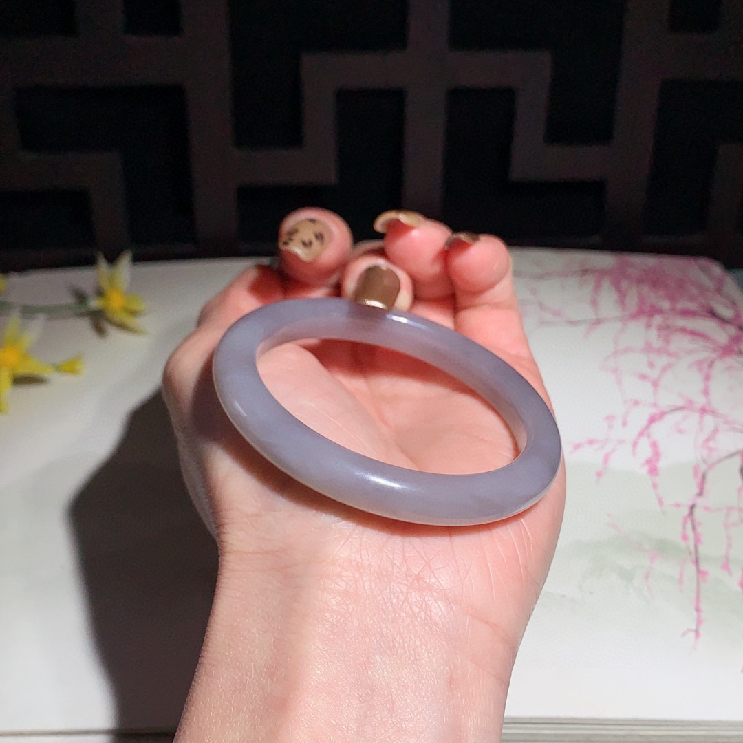 和田玉51.5圈口紫罗兰色手镯！玉质细腻油润 底色纯净 无裂无杂 脂粉好，品质高。