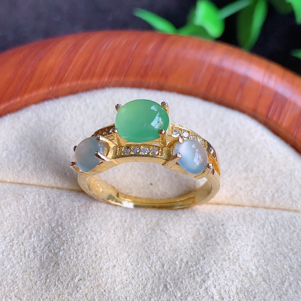 冰润精美环形翡翠戒指  玉质细腻  冰清玉润  飘花灵动  颜色漂亮  W815.5  内径尺寸：17.5mm  取一裸石尺寸：7-5.7mm