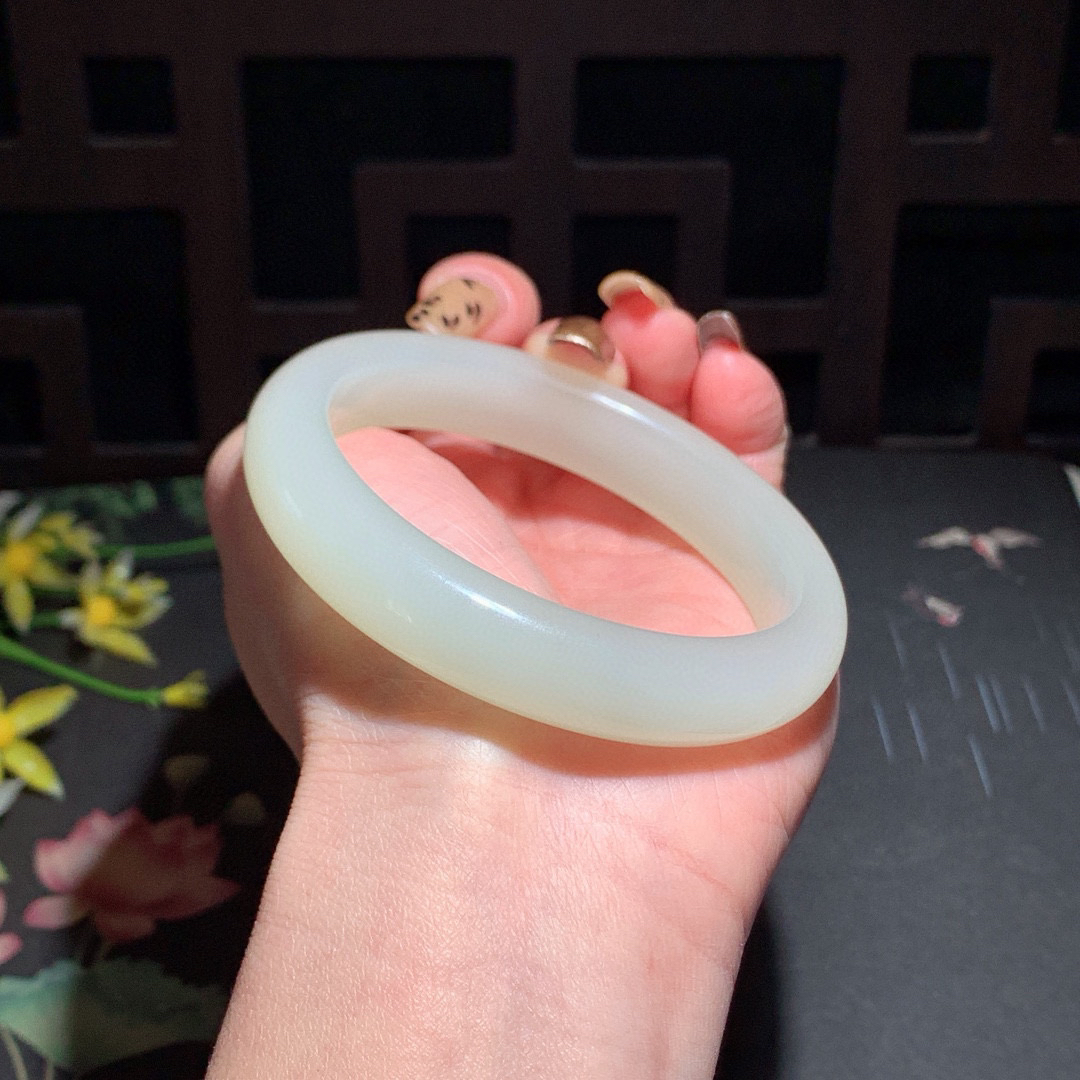 和田玉59圈晴水色手镯！玉质细腻油润 底色纯净 无裂无杂 脂粉好，品质高。