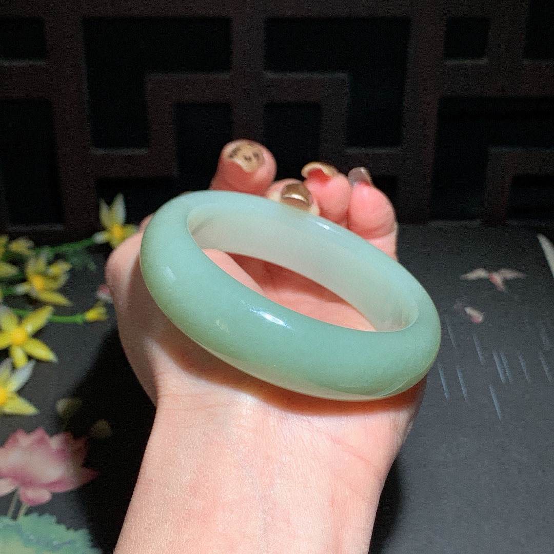 和田玉56.5圈且末蓝宽版手镯！玉质细腻油润 底色纯净 无裂无杂 脂粉好，品质高。