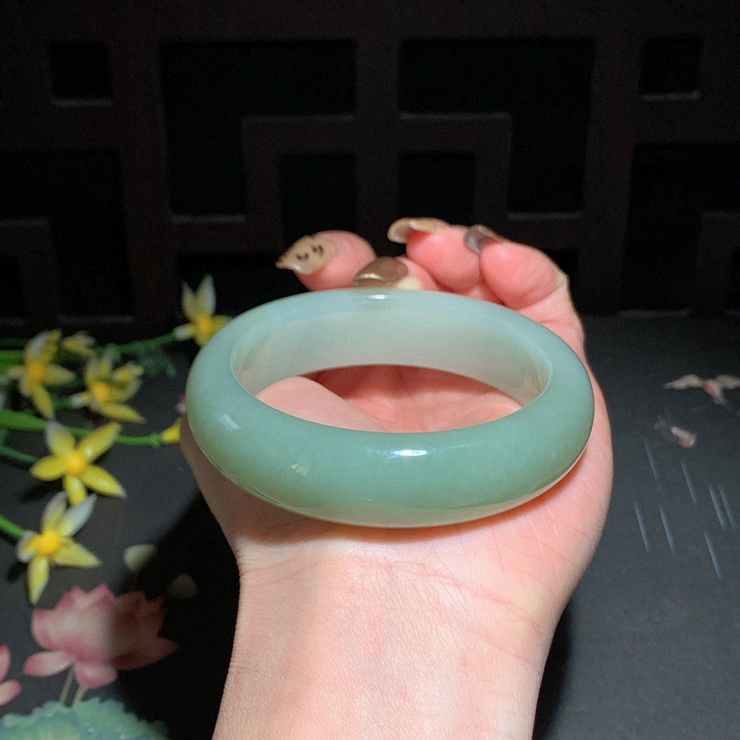 和田玉56.5圈且末蓝宽版手镯！玉质细腻油润 底色纯净 无裂无杂 脂粉好，品质高。