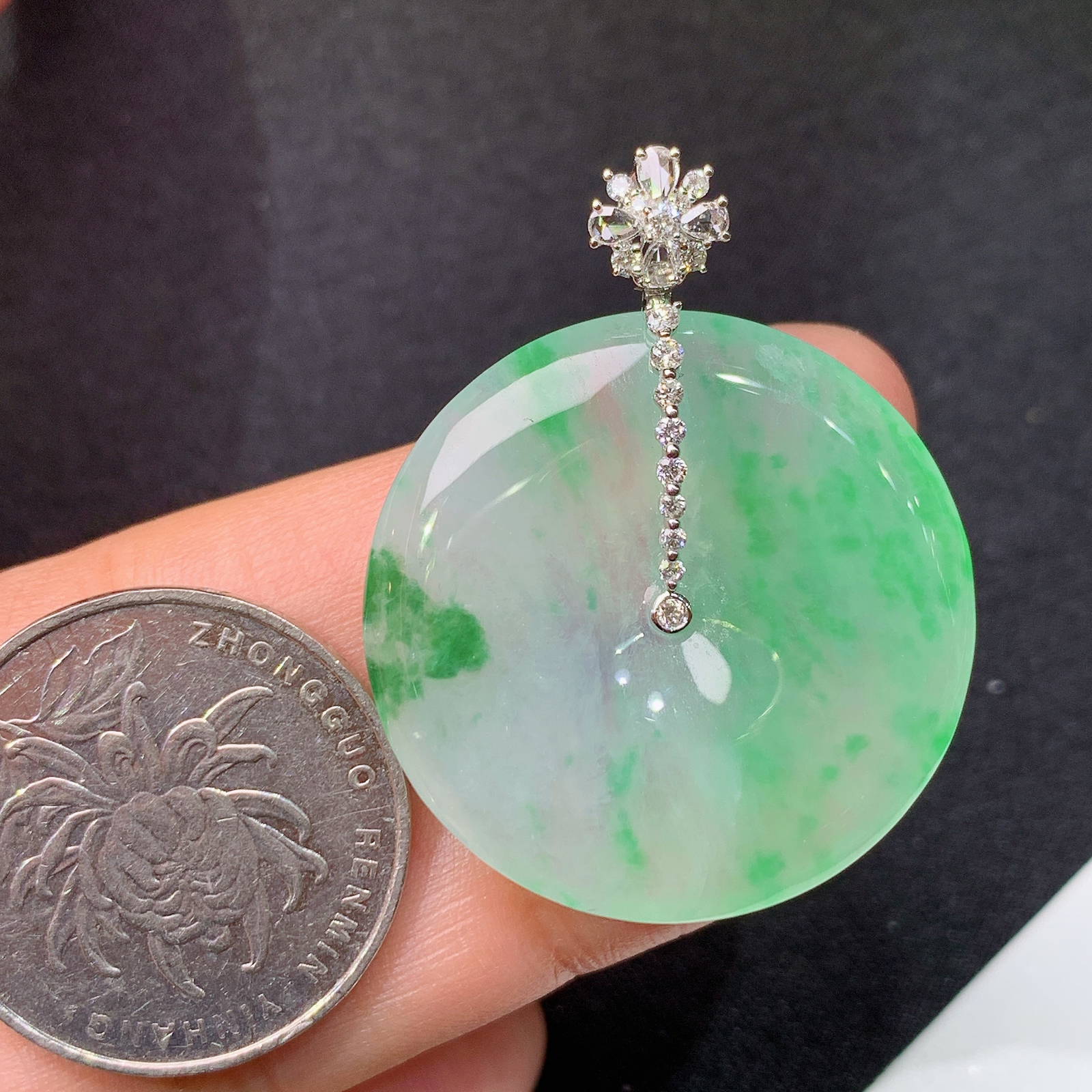冰飘绿平安扣吊坠，18k金镶嵌，冰冰润润，玉质细腻，种水足，Fc 尺寸37.9*30.3*5.1