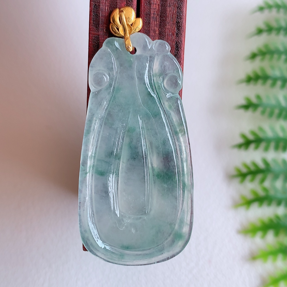 18k金扣冰润福贝翡翠吊坠，寓意“辈辈有福，财源广进”水足莹润。通体清新通透，佩戴效果优雅迷人，W142.5  尺寸：34-17-2.8mm