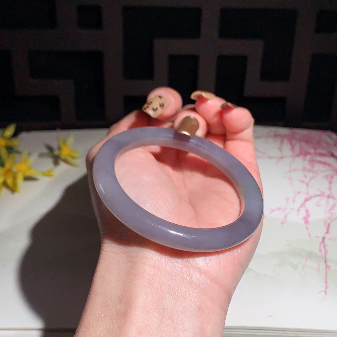 和田玉55圈口紫罗兰色手镯！玉质细腻油润 底色纯净 无裂无杂 脂粉好，品质高。