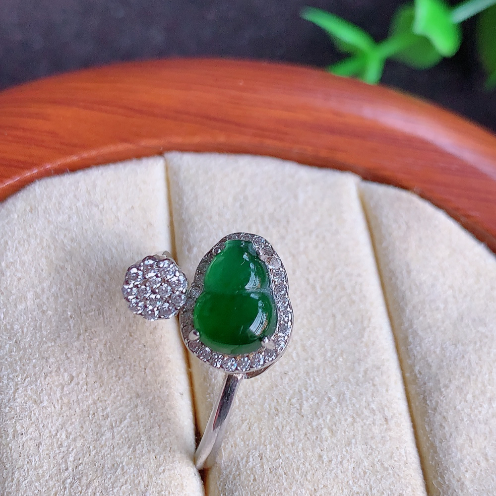 冰润满绿精美翡翠葫芦戒指  玉质细腻  冰清玉润  飘花灵动  颜色漂亮  W815.5 内径尺寸：16mm  裸石尺寸：9-6mm