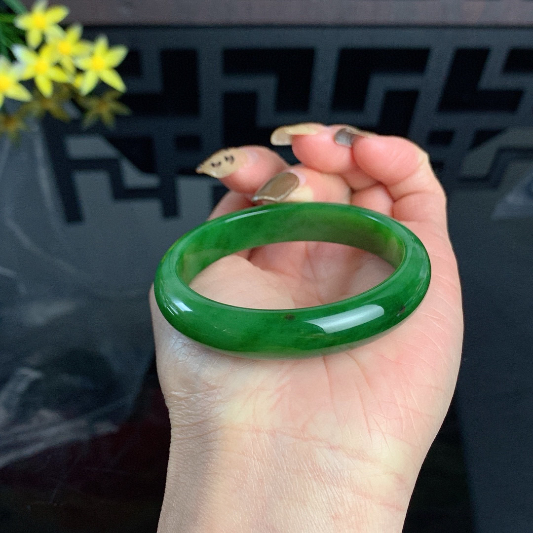和田玉51.5圈口阳绿色碧玉手镯！玉质细腻油润 底色纯净 无裂无棉 脂粉好，品质高。